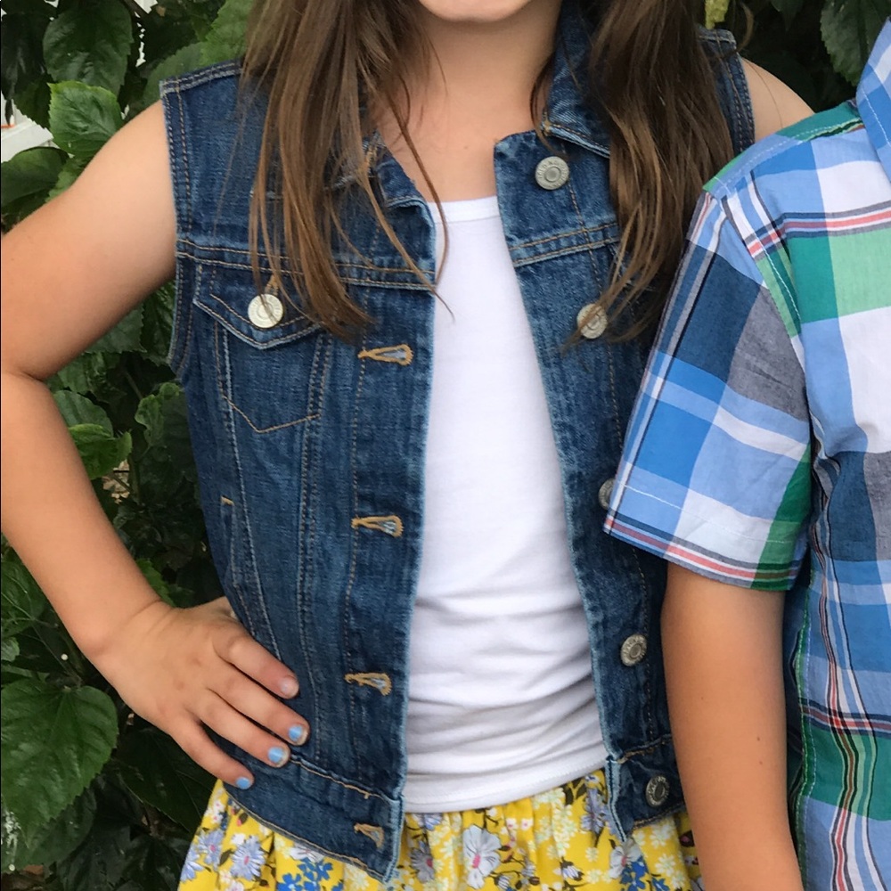 Old Navy Girls Denim Vest Size Small 6/7 like new